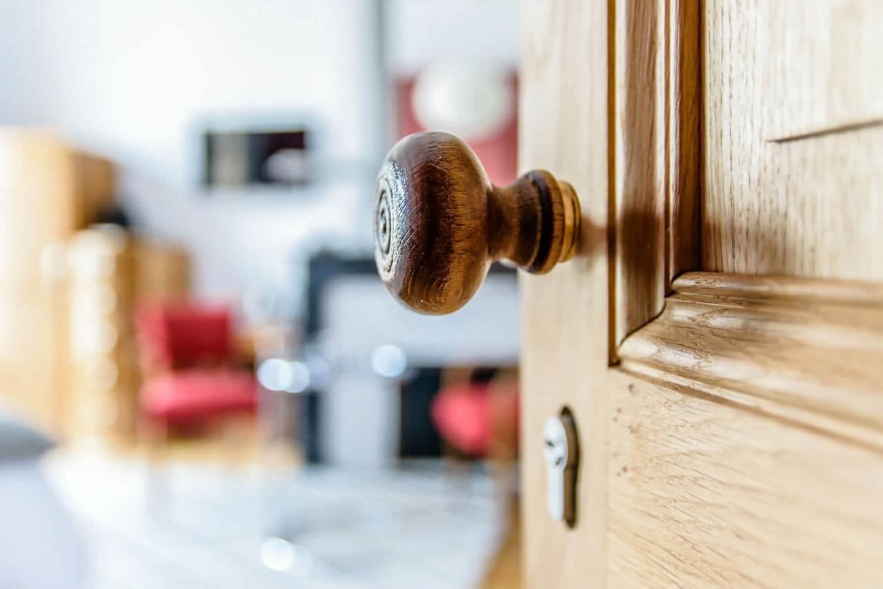 Une porte en bois avec une poignée de porte ronde en laiton.