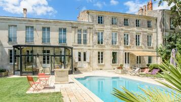 Kauden mukainen ulkouima-allas avoinna 10.00â19.00, aurinkovarjoja