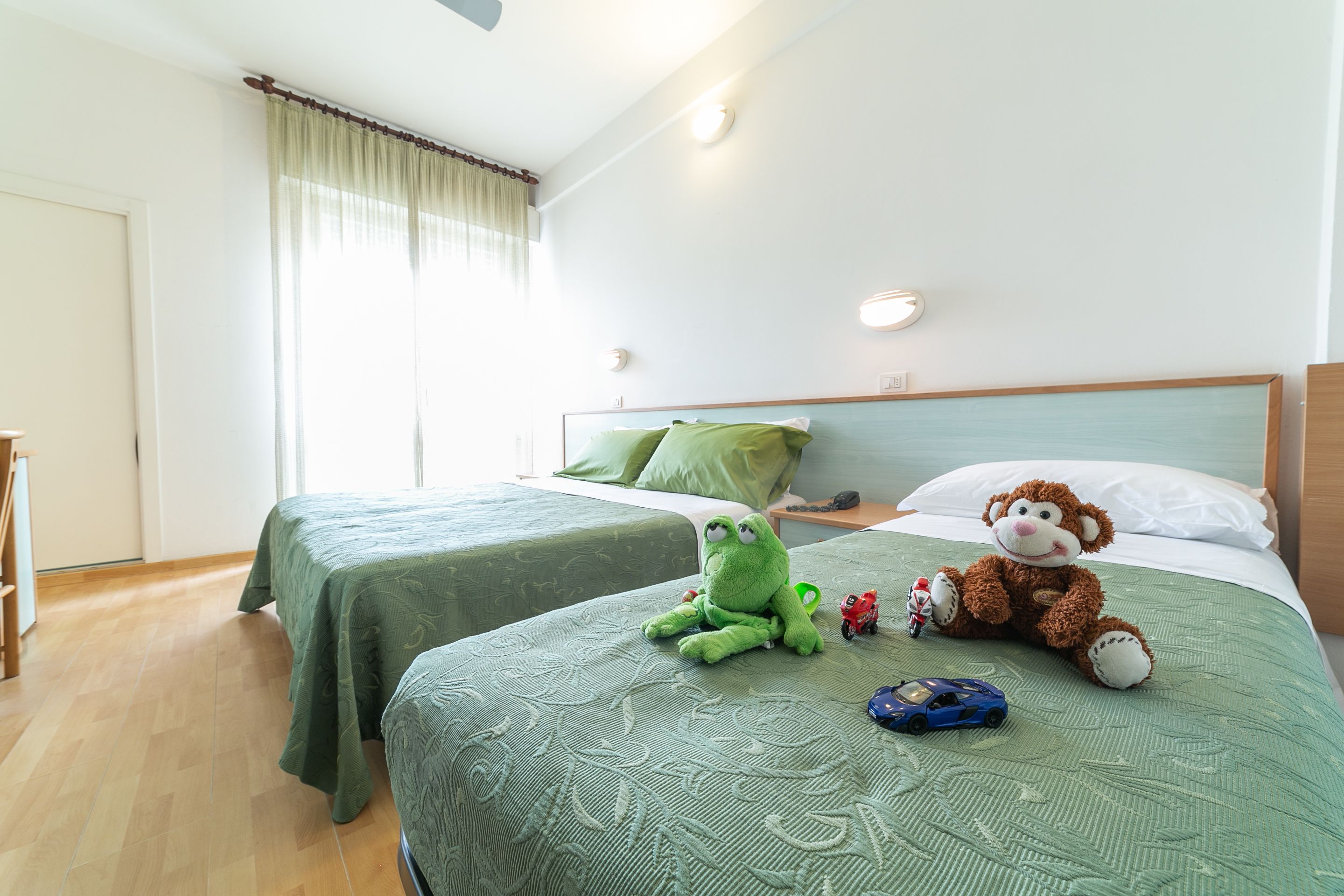 Trippelrum | Värdeförvaringsskåp på rummet, skrivbord, gratis wi-fi och sängkläder