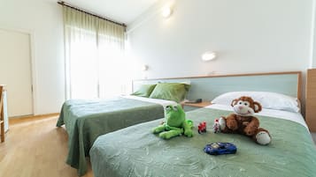 Trippelrum | Värdeförvaringsskåp på rummet, skrivbord, gratis wi-fi och sängkläder