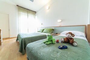 Habitació triple | Caixa forta a l'habitació, escriptori, wifi gratuïta i roba de llit 