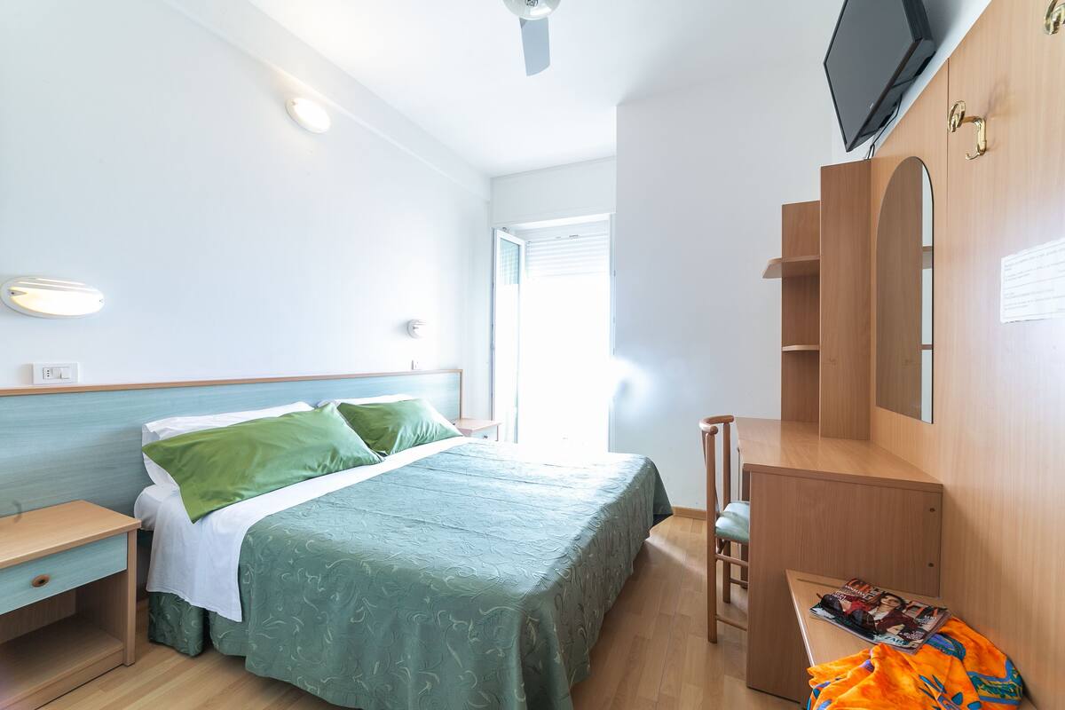Double Room, Sea View | In-room safe, desk, WiFi (free), bed sheets