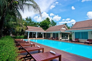 Outdoor pool - The Forest Home Resort (Nakhon Nayok)