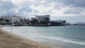 A beach with a row of buildings in the background. - Bufes Hotel (Istanbul)