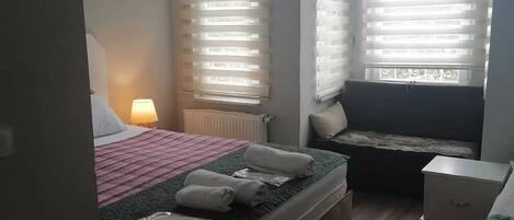 Hypo-allergenic bedding, desk, cots/infant beds, free WiFi