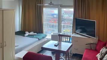 Luxury-Dreibettzimmer | Allergikerbettwaren, Schreibtisch, kostenloses WLAN, Bettwäsche