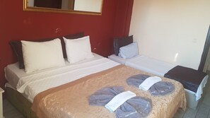 Hypo-allergenic bedding, desk, free WiFi, bed sheets - Bufes Hotel (Istanbul)