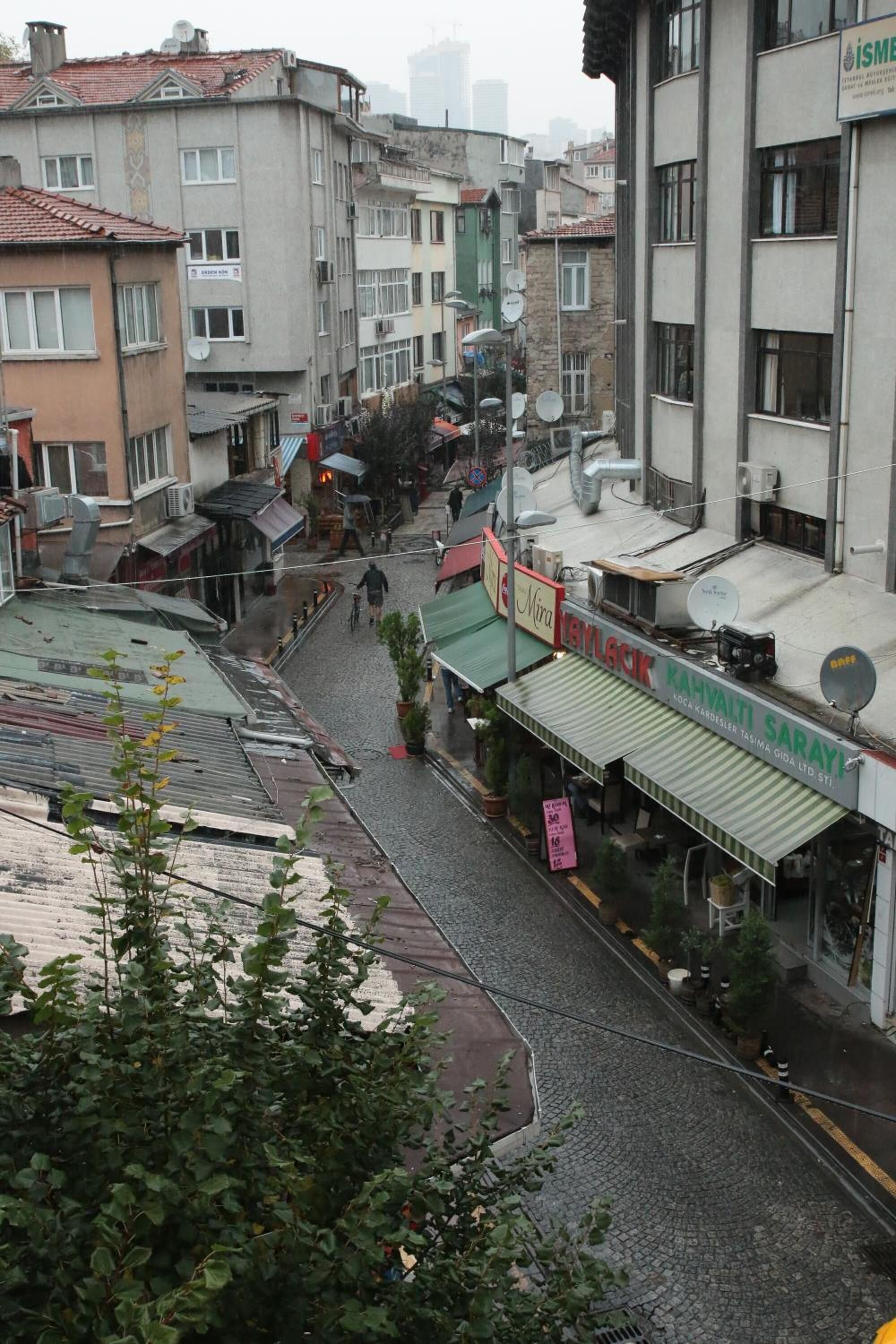 A street view with buildings, a sign for 'Mira' and 'Kahvaltı Sarayı'.