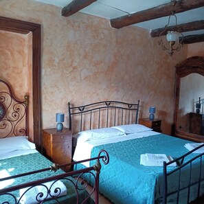 Panoramic Triple Room | Premium bedding, down duvets, memory-foam beds, individually decorated - Old Garden (Cosenza)