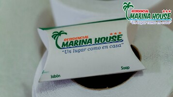 Habitación triple básica, 1 habitación, acceso a la piscina, junto a la piscina | Caja fuerte, escritorio, sistema de insonorización y wifi gratis