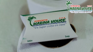 Kolmen hengen perushuone, 1 makuuhuone, pääsy uima-altaalle, uima-altaan luona | Tallelokero huoneessa, työpöytä, äänieristys, ilmainen Wi-Fi