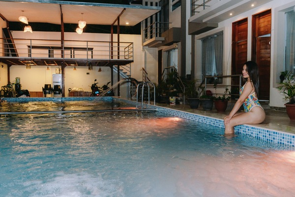 2 outdoor pools