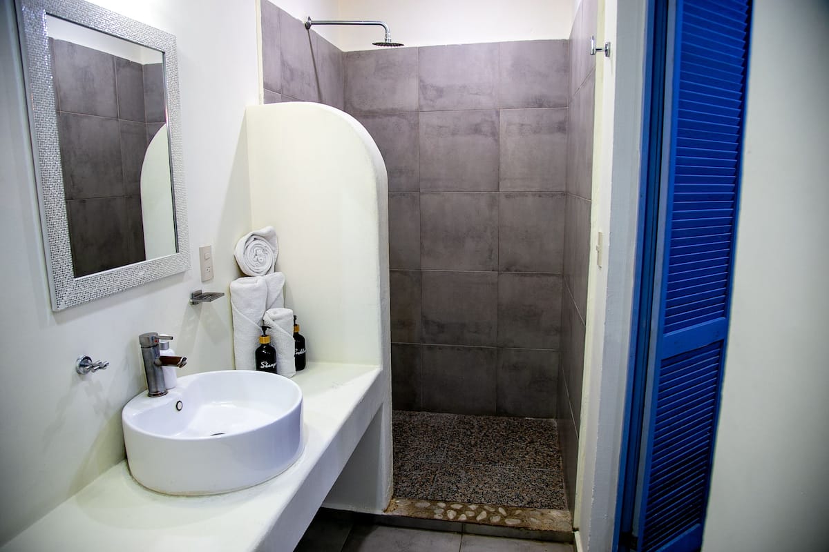 1 bedroom, in-room safe, iron/ironing board (on request), free WiFi
