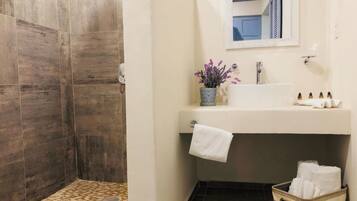 Suite junior, baño privado, planta baja | Baño | Regadera, amenidades de baño gratuitas, toallas