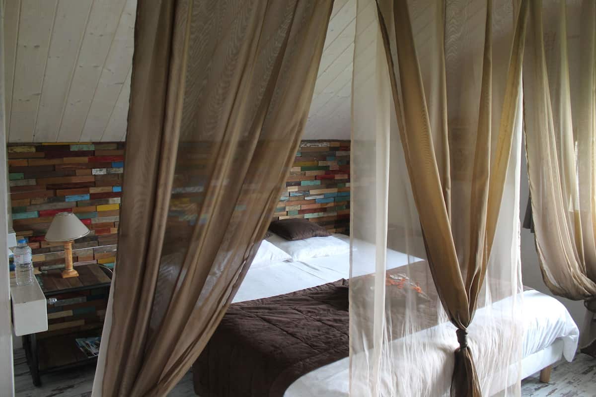 Habitación con 1 cama matrimonial o 2 individuales (Taiga) | Cortinas blackout, tabla de planchar con plancha y wifi gratis