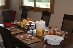 Dagelijks continentaal ontbijt inbegrepen