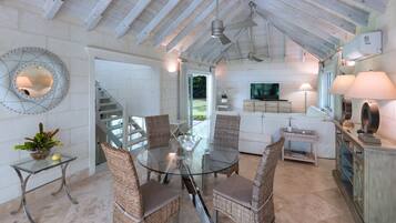 Cottage | In-room dining