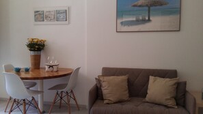 Appartamento, 1 camera da letto | Area soggiorno | TV a schermo piatto