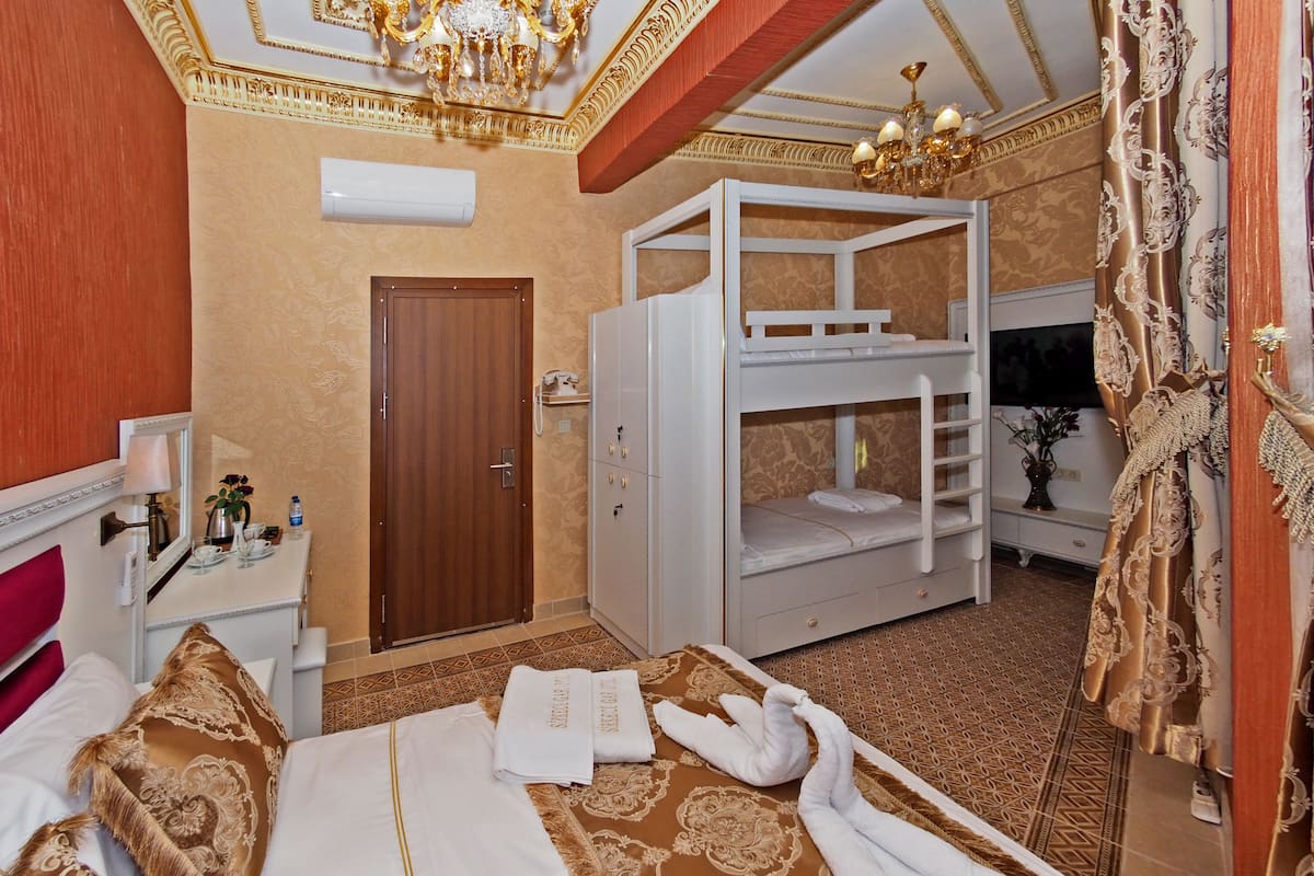 Junior vierpersoonskamer | Italiaanse Frette-lakens, luxe beddengoed, een minibar