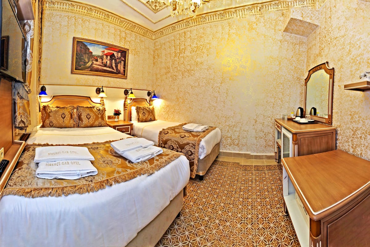 Standaard driepersoonskamer | Italiaanse Frette-lakens, luxe beddengoed, een minibar
