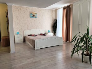 Studio Suite Bisnis (A-77) | Seprai premium, setrika/meja setrika, Wi-Fi gratis, dan seprai linen