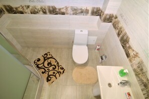 Studio Suite Bisnis (A-77) | Kamar mandi | Shower, shower pijat air,  dan perlengkapan mandi gratis