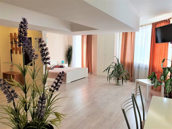Studio Suite Bisnis (A-77) | Seprai premium, setrika/meja setrika, Wi-Fi gratis, dan seprai linen