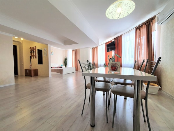 Studiosuite – business (A-77) | Eget tekjøkken | Kjøleskap, mikrobølgeovn, vannkoker og kjøkkenutstyr