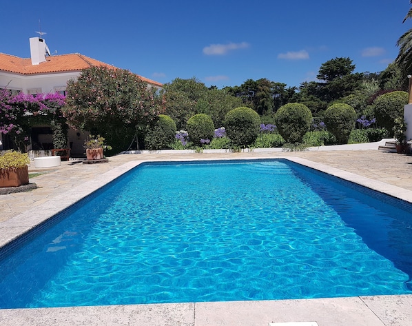 Una piscina al aire libre