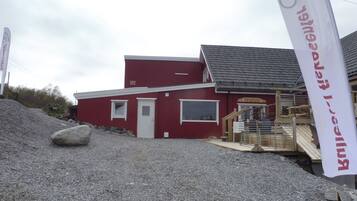 Vista frontal de la propiedad