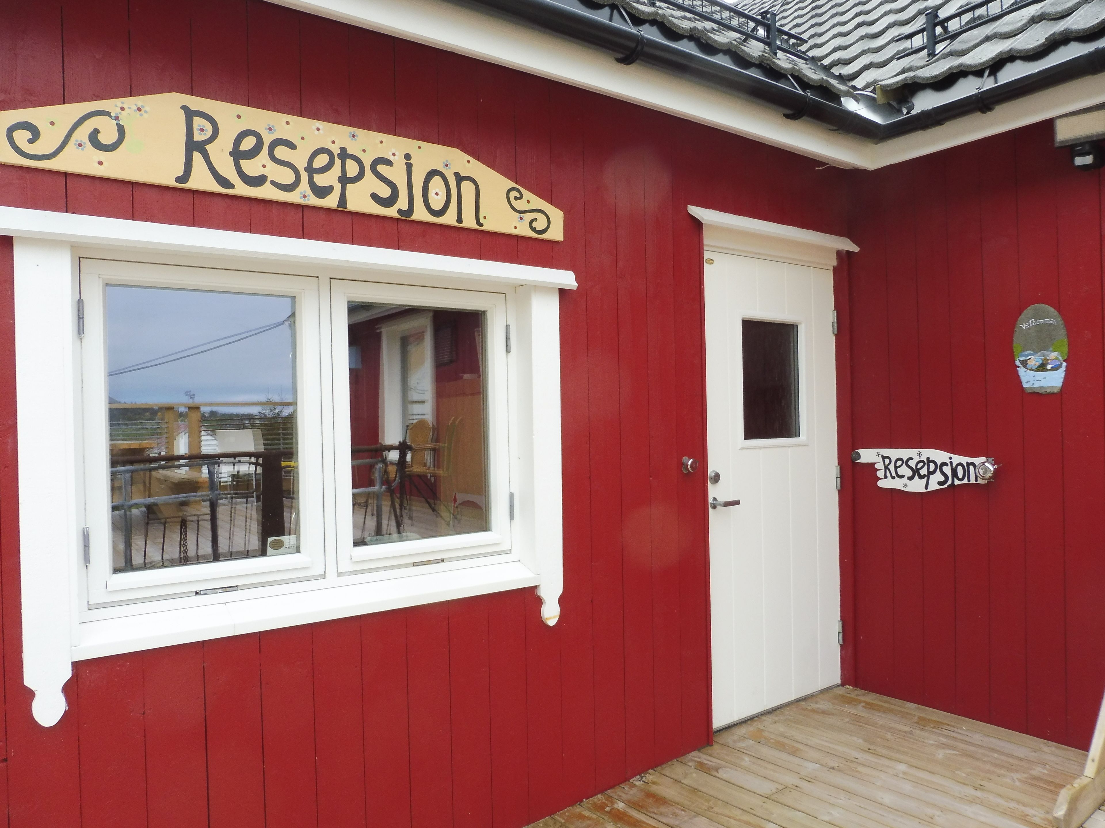 Check-in/check-out kiosk