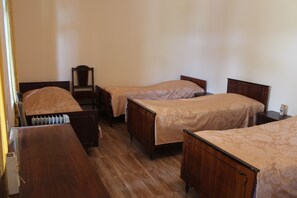 Quarto quádruplo, vista para o jardim, no piso térreo | 1 quarto, quartos à prova de som, ferros/tábuas de passar roupa