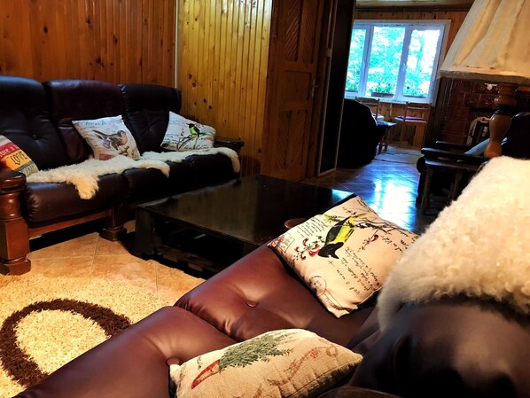 House, 5 Bedrooms | Living room