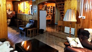 Ein gemütliches Holzhaus-Interieur mit Wohnbereich, Küche und Essbereich.