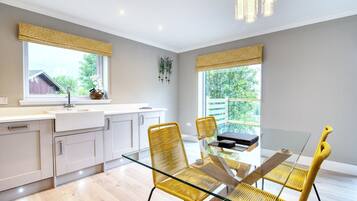 Chalet | Cuisine privée | Réfrigérateur, micro-ondes, four, plaque de cuisson