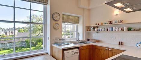 Apartment, Multiple Beds | Private kitchen | Fridge, microwave, oven, stovetop