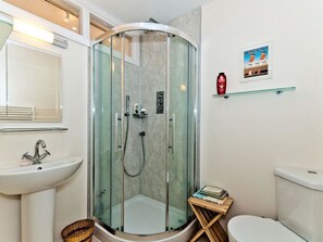 Apartment, Multiple Beds | Bathroom | Combined shower/bathtub, deep-soaking bathtub, hair dryer, towels