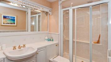 Cottage, Multiple Beds | Bathroom | Shower, towels