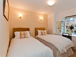 Chaumière, Plusieurs lits | 3 chambres, fer et planche à repasser, accès au Wi-Fi (inclus)