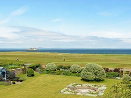 Apartamento, varias camas | Jardín