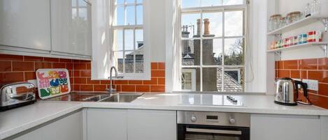 Apartment, Multiple Beds | Private kitchen | Fridge, microwave, oven, stovetop