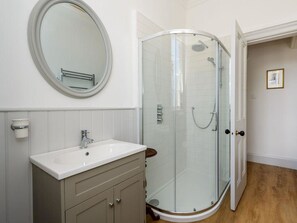 Apartment, Multiple Beds | Bathroom | Separate tub and shower, deep soaking tub, hair dryer, towels - Havana (North Berwick)