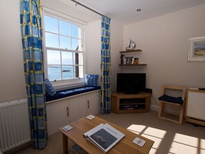 คอทเทจ, หลายเตียง | บริเวณนั่งเล่น | ทีวี