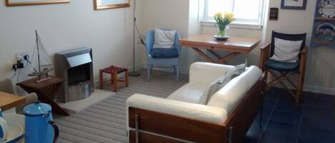 Cottage, 1 Tempat Tidur Queen | Area keluarga | TV