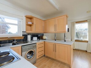 Huoneisto, useita sänkyjä | Yksityinen keittiö | Jääkaappi, mikroaaltouuni, uuni, liesi