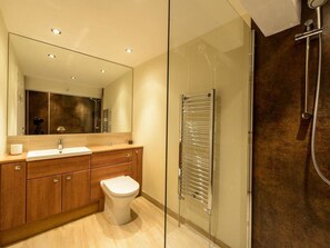 Departamento, varias camas | Baño | Regadera, secadora de cabello, toallas 