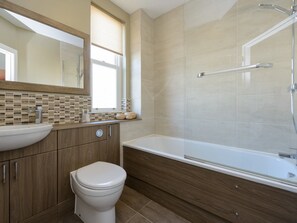 A modern bathroom with a large sink, toilet, and bathtub. - Fidra (North Berwick)