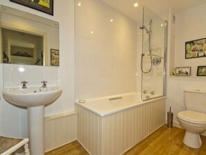 Ferienhaus, Mehrere Betten | Badezimmer