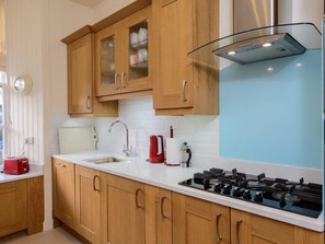 Apartment, Multiple Beds | Private kitchen | Fridge, microwave, oven, stovetop - Nungate (North Berwick)