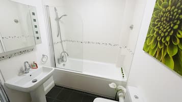 Apartment, Multiple Beds | Bathroom | Combined shower/tub, towels
